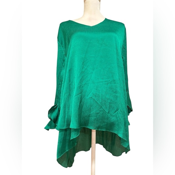 NWT Silky Emerald Green Blouse By Calessa - Picture 2 of 5